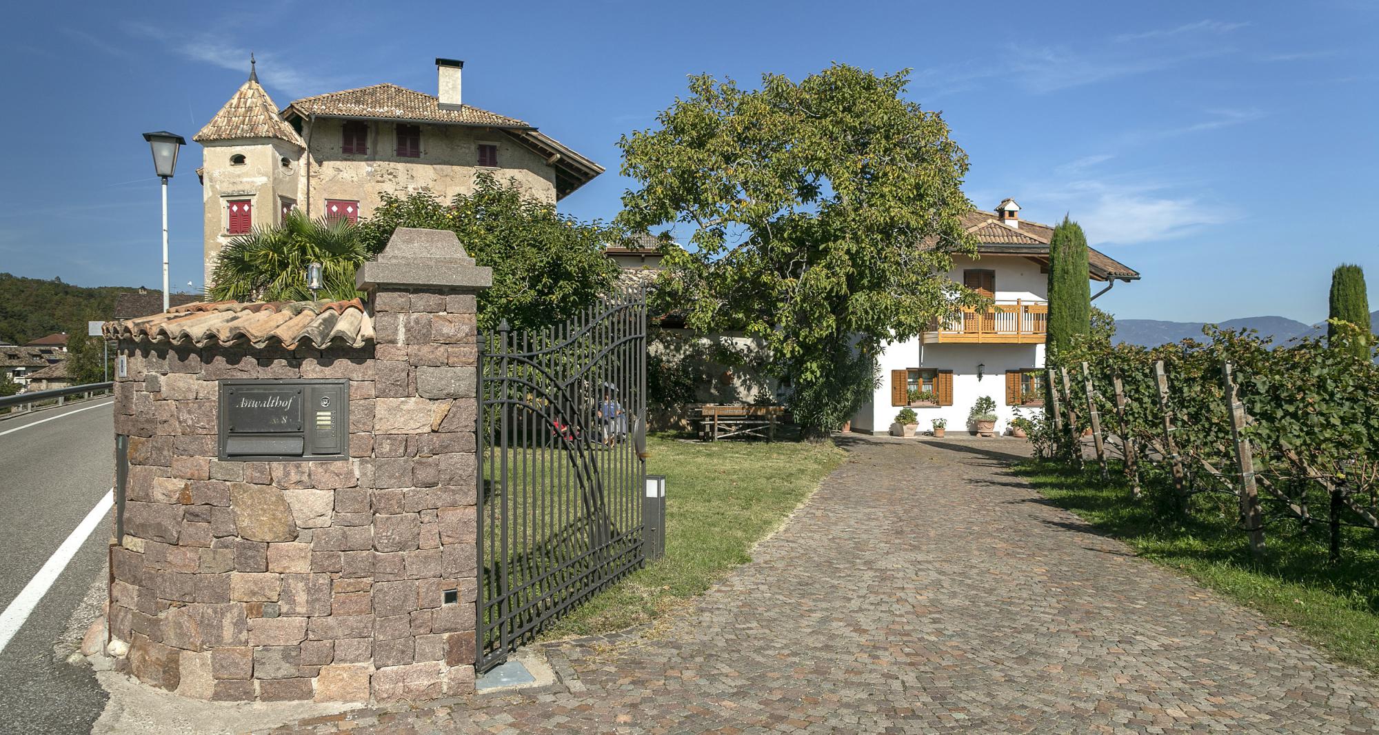 Einfahrt zum Anwalthof in Kaltern